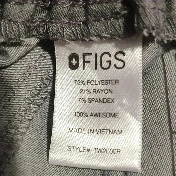 Figs Scrub Set Yola™ Skinny Scrub Pants 2.0 grey And Catrina Three Pocket Top - Picture 12 of 15